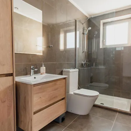 Stunning And Centrally Located Vacation For Up To Ten All Yours 아파트 *