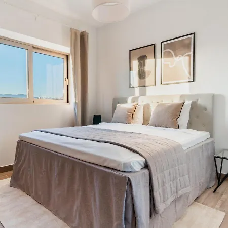 Stunning And Centrally Located Vacation For Up To Ten All Yours *