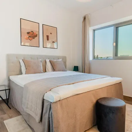 Stunning And Centrally Located Vacation For Up To Ten All Yours 레메소스