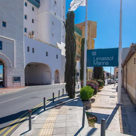 Stunning And Centrally Located Vacation For Up To Ten All Yours * 레메소스