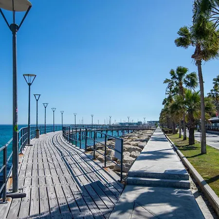 아파트 Stunning And Centrally Located Vacation For Up To Ten All Yours 레메소스